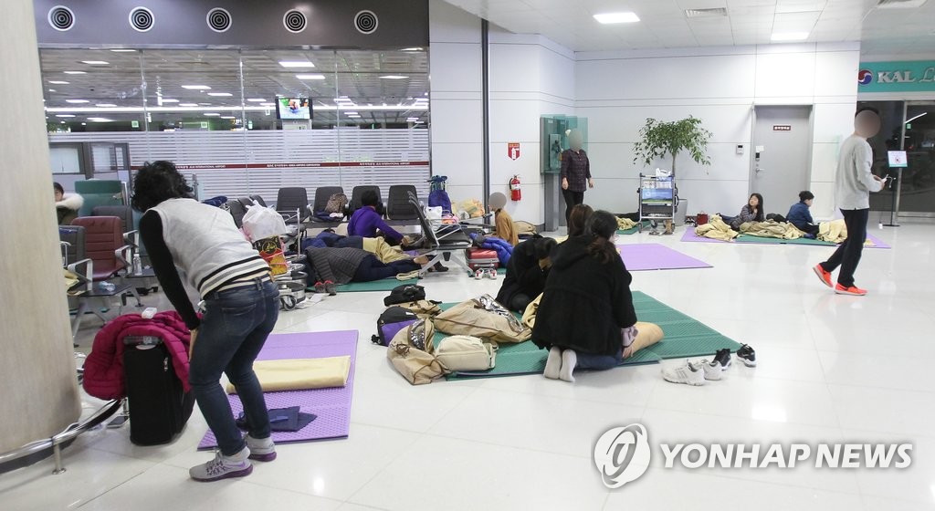 매트 깔고 쪽잠 잔 제주공항 체류객들