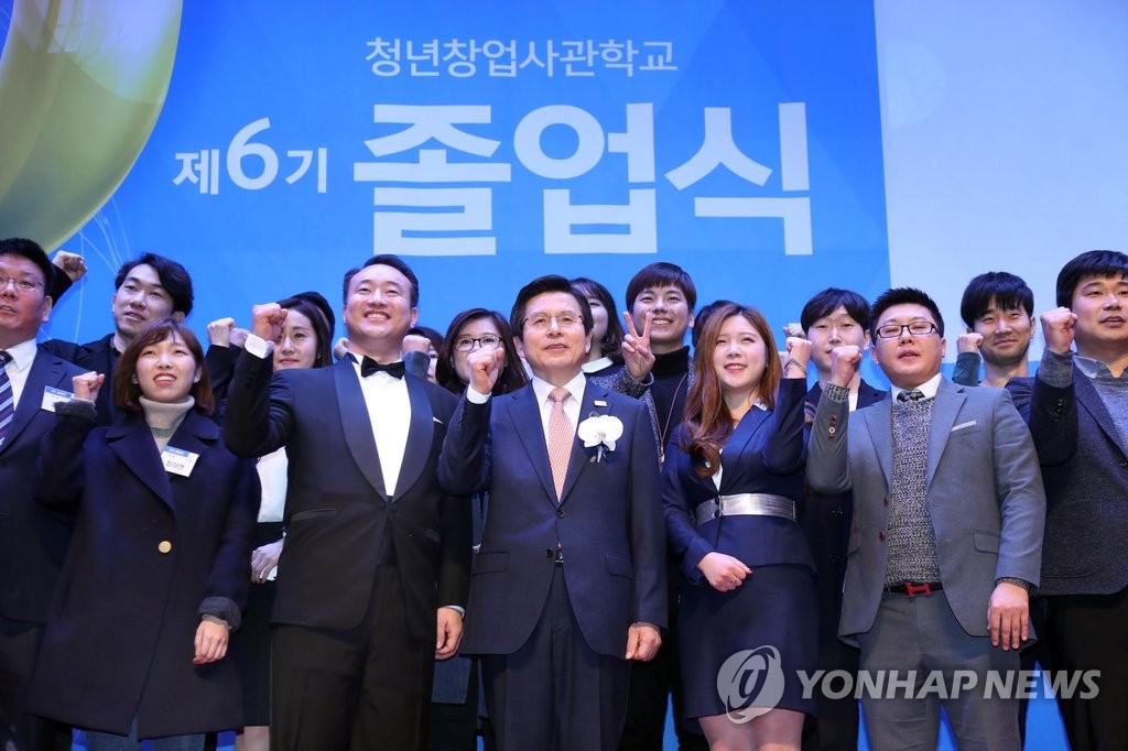 졸업생들과 기념촬영하는 황 권한대행