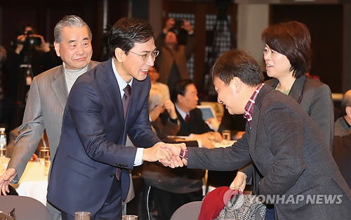 관훈토론회 참석자들과 인사하는 안희정