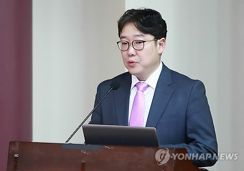 주제발표 하는 이택수 리얼미터 대표