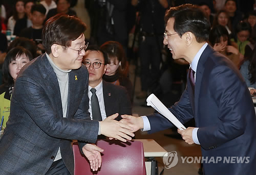 악수하는 안희정-이재명