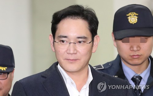 입 굳게 다문 이재용