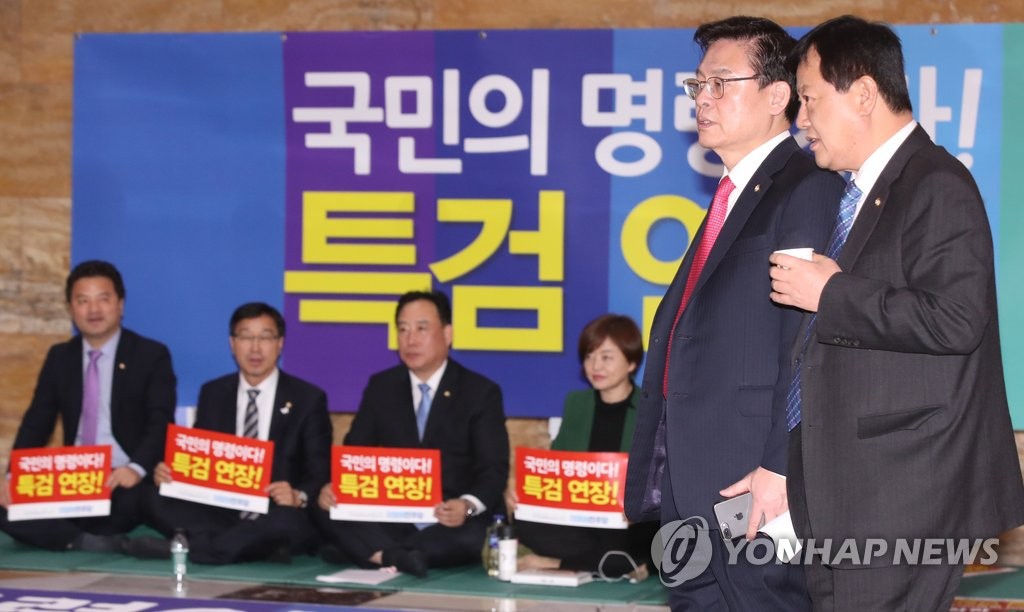 특검 연장 요구 스쳐가는 정우택