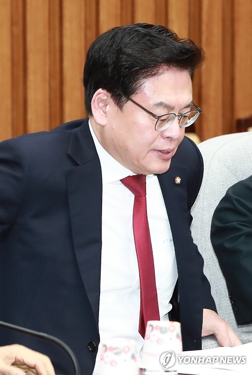 원내대책회의 참석한 정우택 원내대표