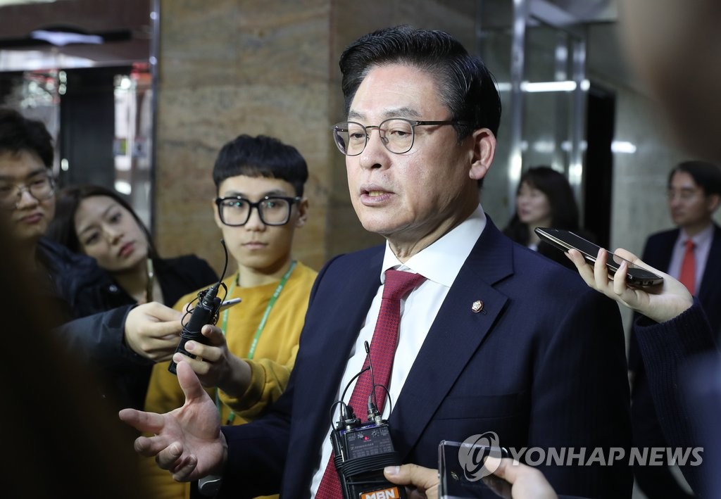 기자들과 인터뷰하는 정우택 원내대표