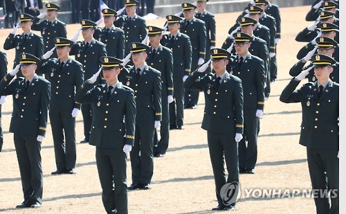 부사관학군단 첫 후보생들 경례