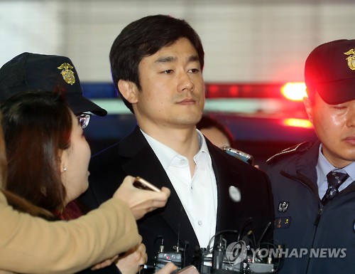 이영선 행정관. 질문에 '묵묵부답'