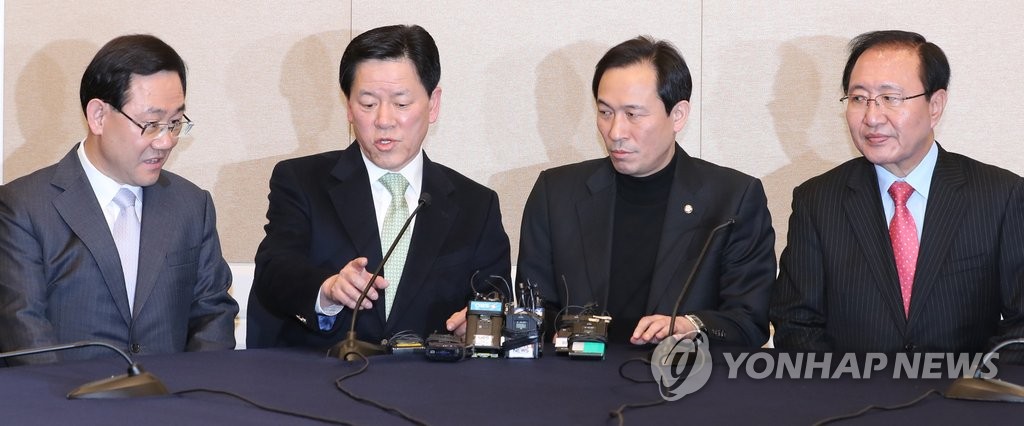 (서울=연합뉴스) 홍해인 기자 = 바른정당 주호영 원내대표(왼쪽)가 27일 오전 국회 귀빈식당에서 황교안 대통령 권한대행 국무총리의 특검기간 연장 불승인 방침에 대한 논의를 위한 야4당 원내지도부 회동에 참석해 앞서 모두 발언을 마친 국민의당 주승용(왼쪽 두번째부터), 더불어민주당 우상호, 정의당 노회찬 원내대표로부터 발언 제안을 받고 있다. hihong@yna.co.kr
