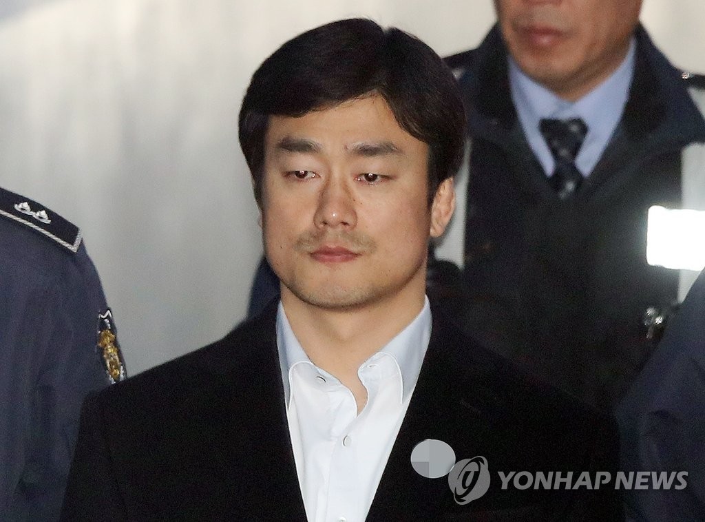 이영선 청와대 행정관, 무표정 영장실질심사 출석