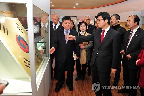 제주교육감·광복회, 태극기 전시 관람
