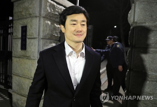 (의왕=연합뉴스) 서명곤 기자 = 박근혜 대통령의 '비선진료' 지원에 깊숙이 관여한 의혹을 받는 이영선 청와대 행정관이 27일 오후 구속영장이 기각된 직후 의왕시 서울구치소를 나서고 있다. 2017.2.27 seephoto@yna.co.kr