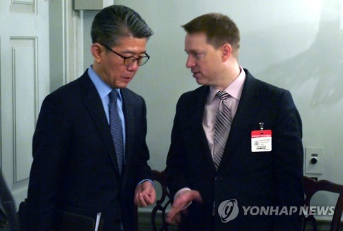 김홍균 한반도본부장(좌), 포팅어 美 NSC 보좌관과 대화