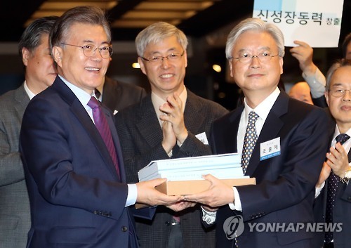 문재인 전 대표 정책제안서 수령