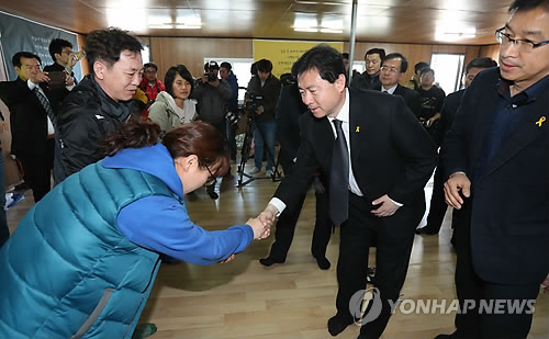 세월호 가족과 악수하는 김영춘
