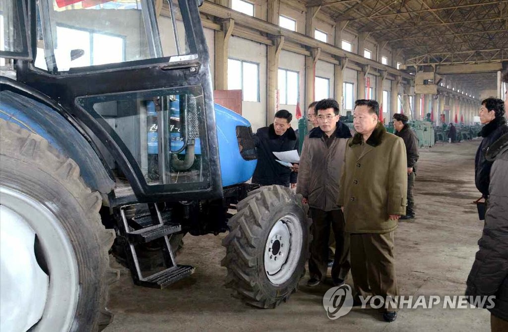 북한 최룡해 당 부위원장, 평남 금성트랙터공장 시찰