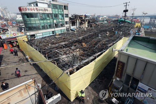 천막 펜스로 가려진 소래포구 화재현장