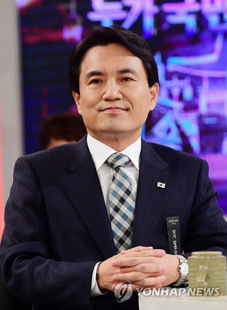 토론 준비하는 김진태 의원