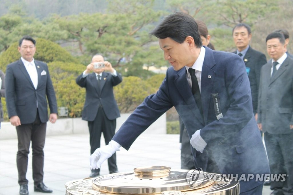 서울현충원 찾은 김진태 의원