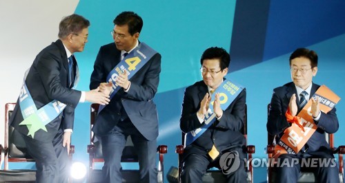 문재인-안희정 악수