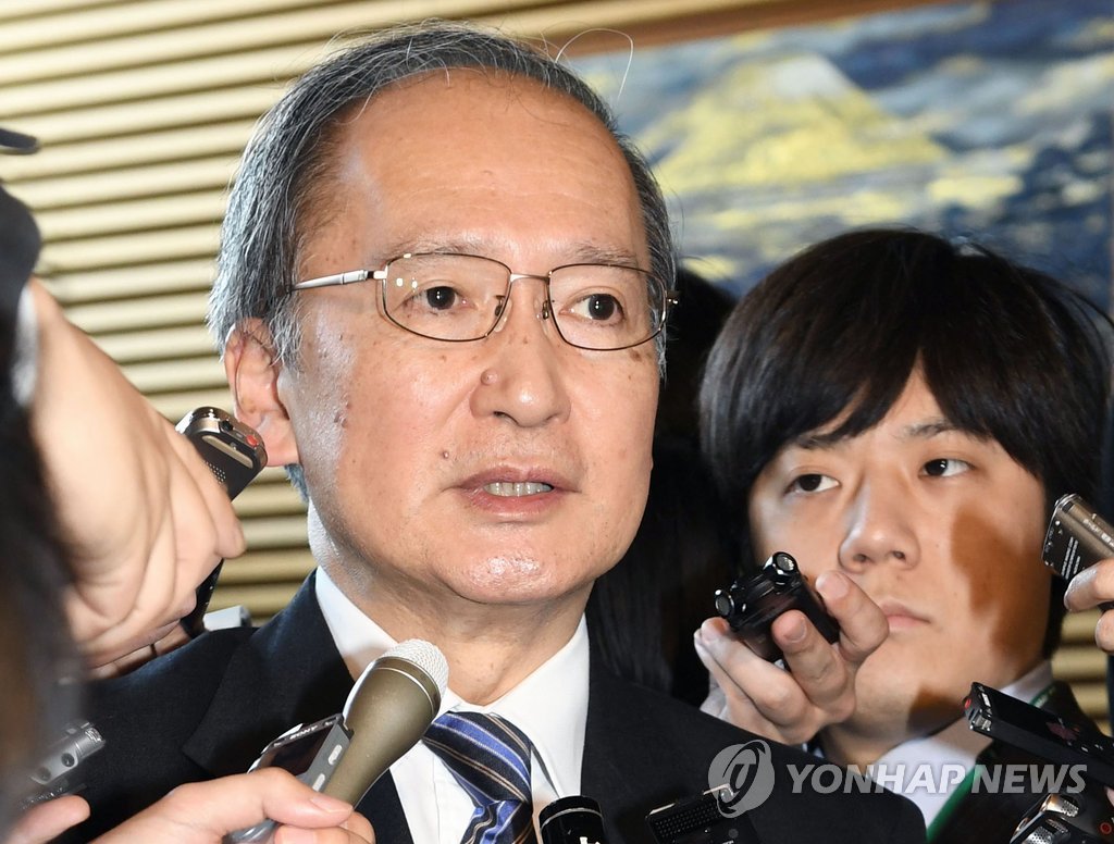 4月4日,在日本东京,日本驻韩大使长岭安政拜会首相安倍晋三后接受媒体采访。(韩联社/共同社)