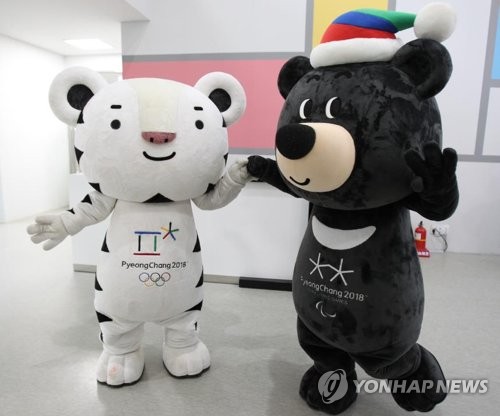 평창올림픽 마스코트 수호랑(왼쪽)과 패럴림픽 마스코트 반다비