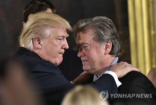 도널드 트럼프(왼쪽) 미국 대통령과 스티브 배넌 백악관 수석전략가