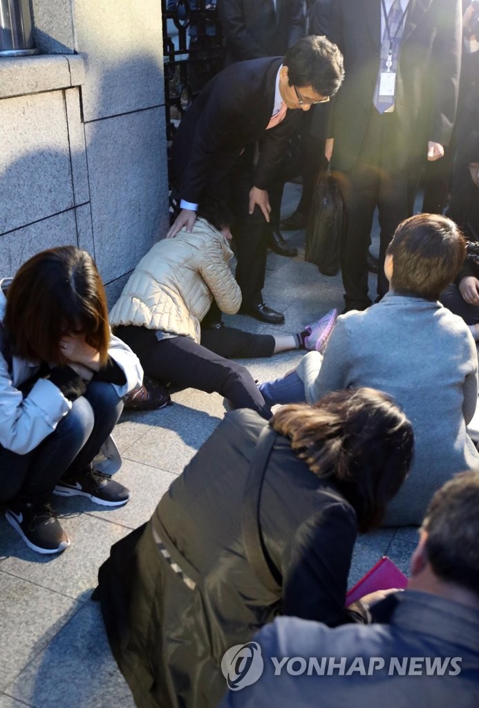 바닥에 주저앉은 스텔라데이지호 선원 가족들
