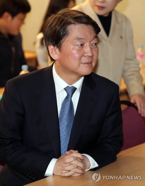 생각에 잠긴 안철수