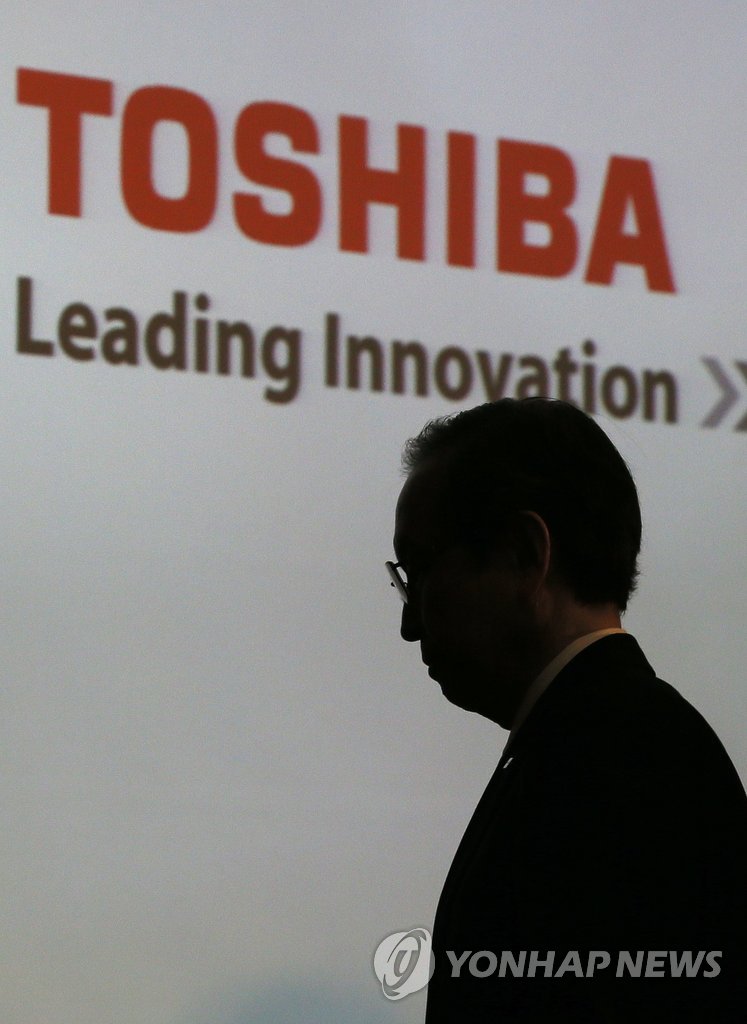 (도쿄 EPA=연합뉴스) 사진은 이날 도쿄 기자회견장에 나오는 쓰나카와 사토시 사장이 회사 로고 앞을 지나는 모습. bulls@yna.co.kr