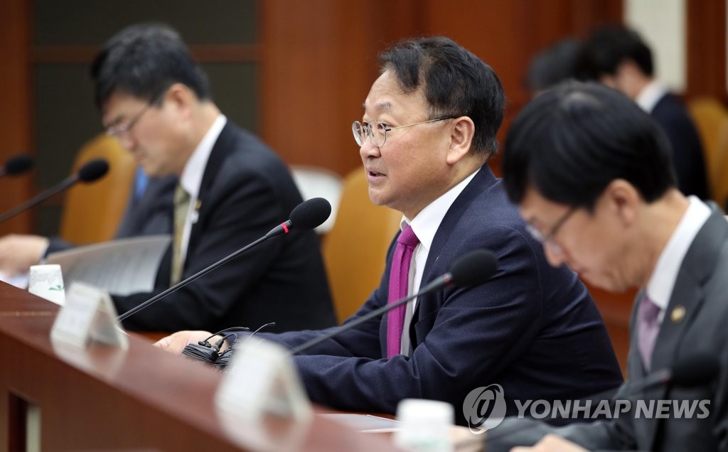 발언하는 유일호 부총리