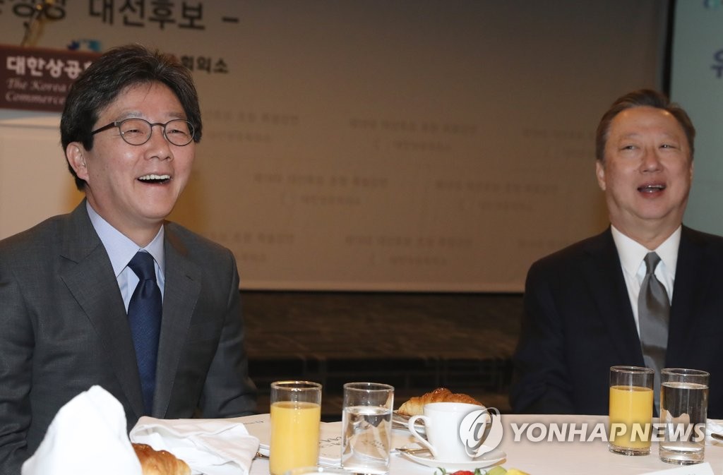 환한 웃음 터뜨리는 유승민