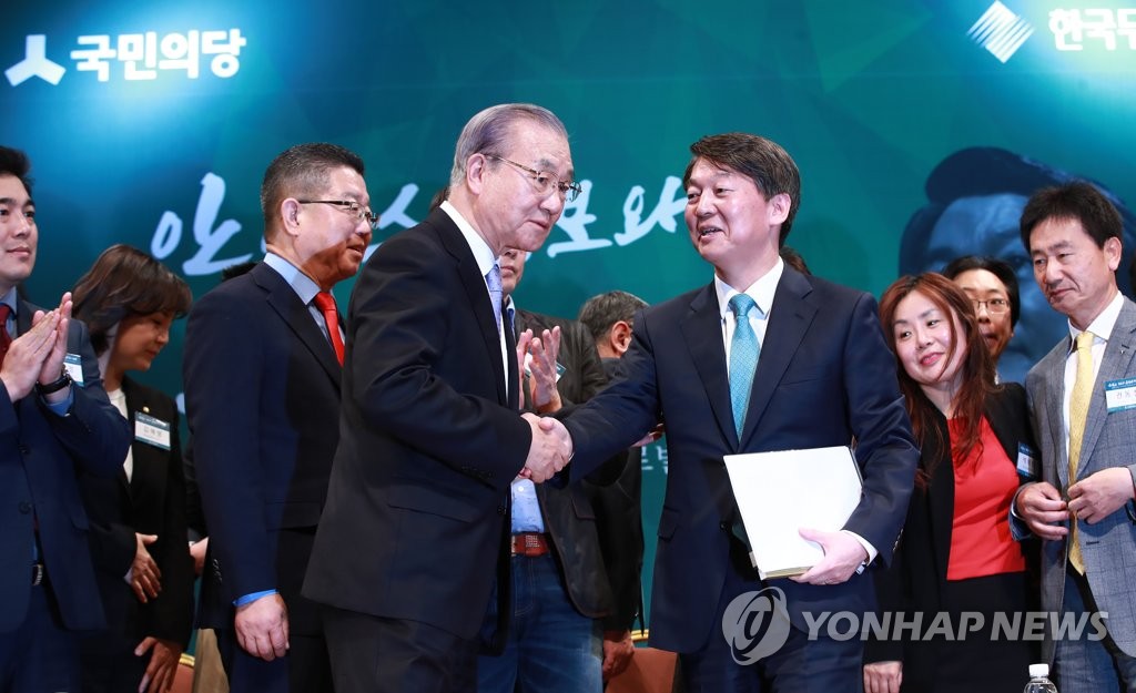 악수하는 안철수-김인호