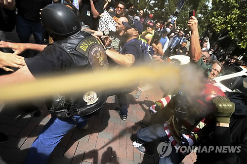 美전역서 '트럼프 납세 공개' 시위…일부선 유혈사태