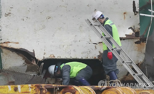 선체에 들어가는 관계자들