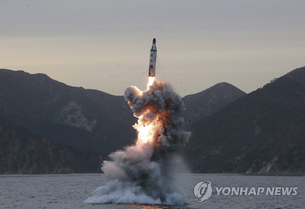 북한의 잠수함발사탄도미사일(SLBM) '북극성'이 발사되는 모습으로 촬영날짜는 미상. [EPA=연합뉴스]