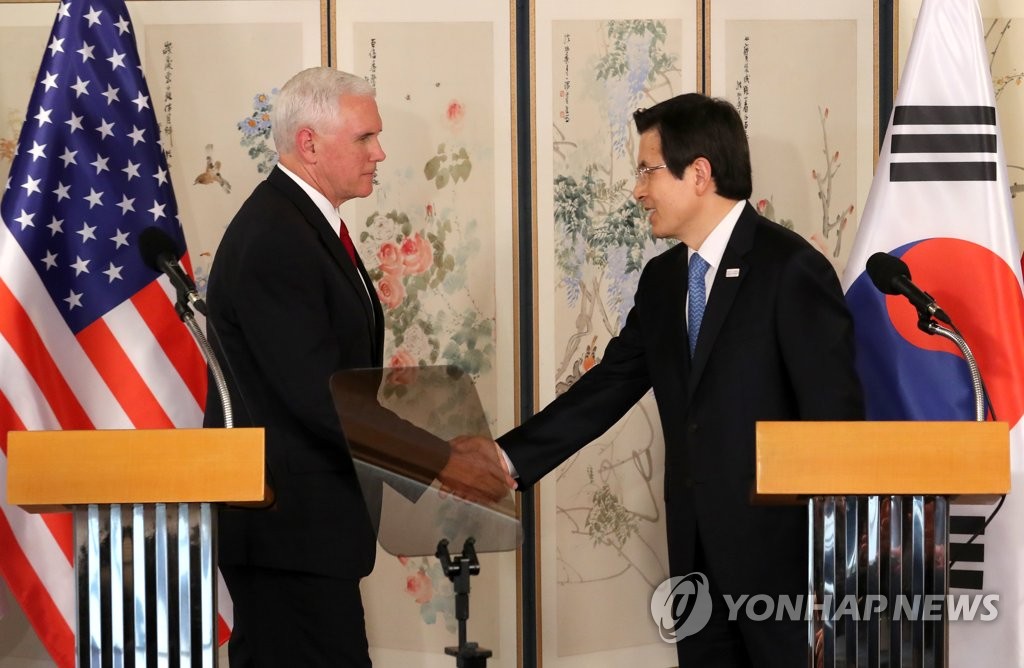 황 대행과 펜스 미 부통령 악수