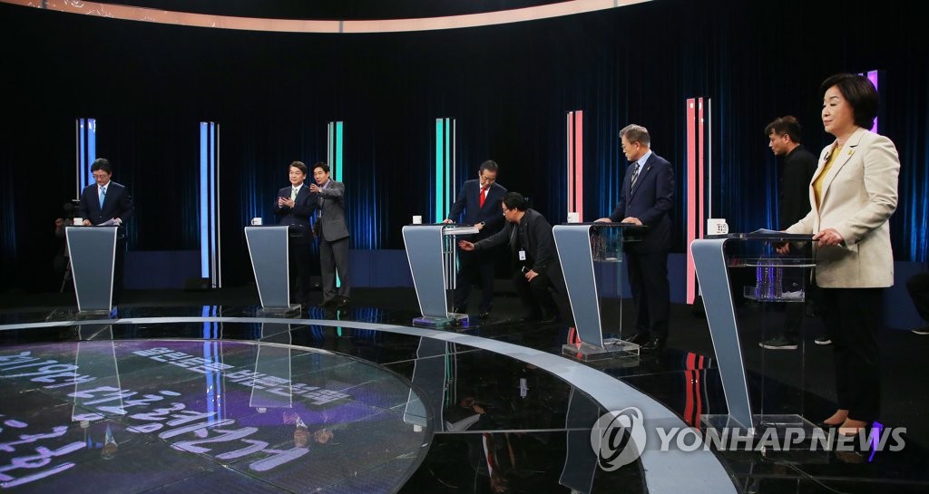토론회 준비하는 후보들