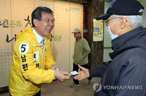 심상정 후보 남편 이승배 씨, 어르신들께 인사