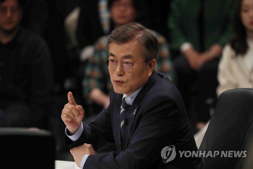 토론회 발언하는 문재인 후보