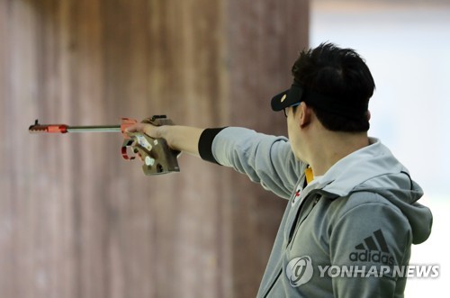 사격하는 진종오