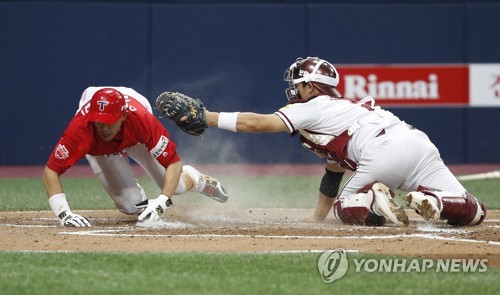 홈 파고드는 KIA 이명기