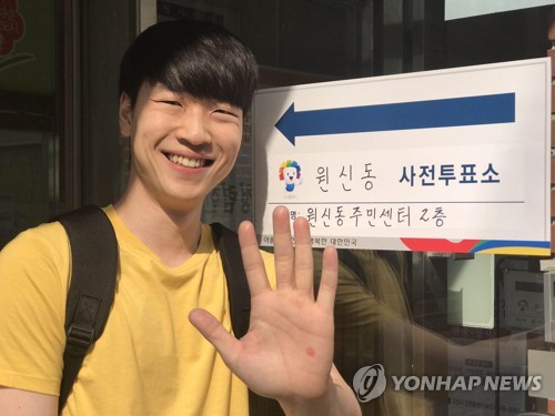 인증샷 찍는 심상정 후보 아들 이우균씨