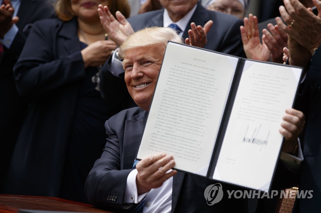 종교자유 보호 행정명령 들어보이는 트럼프