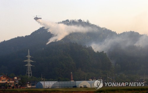 산불 진화하는 산림청 헬기