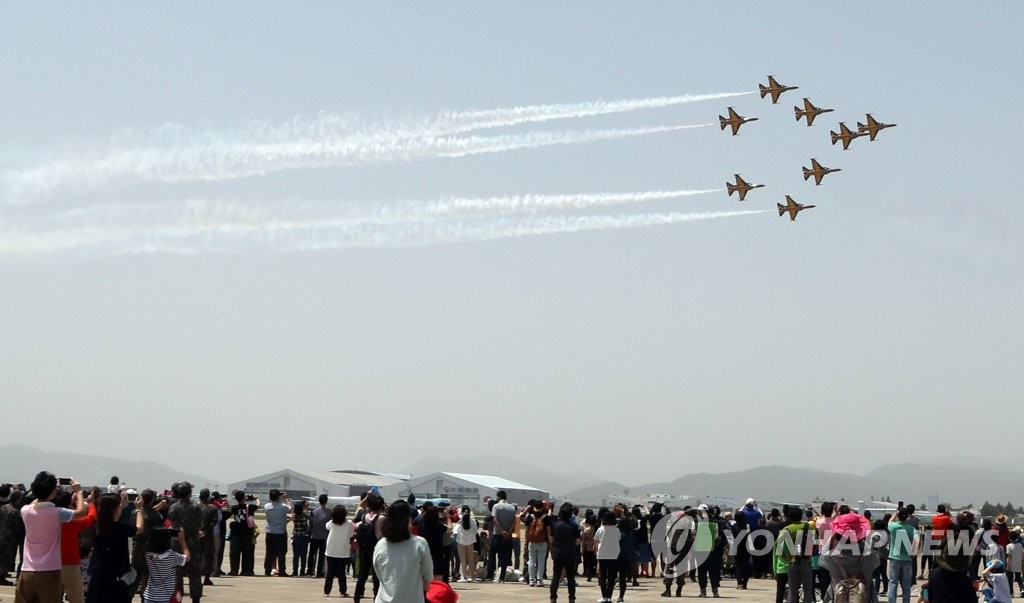 지난 2015년 김해공항 상공에서 펼쳐진 에어쇼
