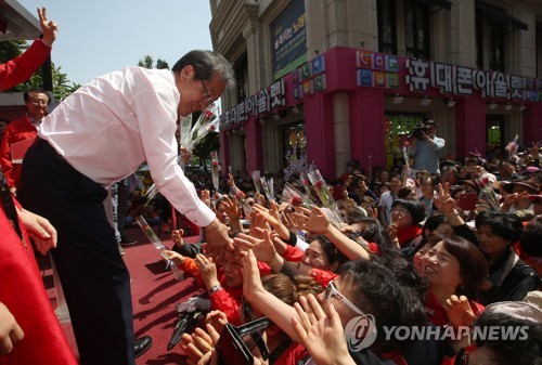 창원시민에게 인사하는 홍준표