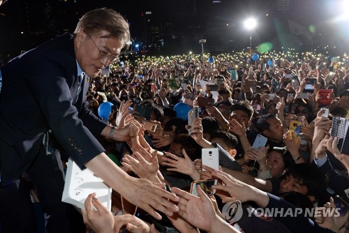 필승 다짐하며 악수하는 문재인