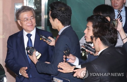 밝은 표정의 문재인