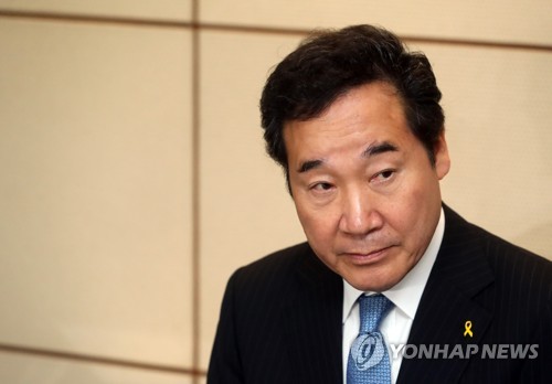 질문에 답하는 이낙연 전남지사