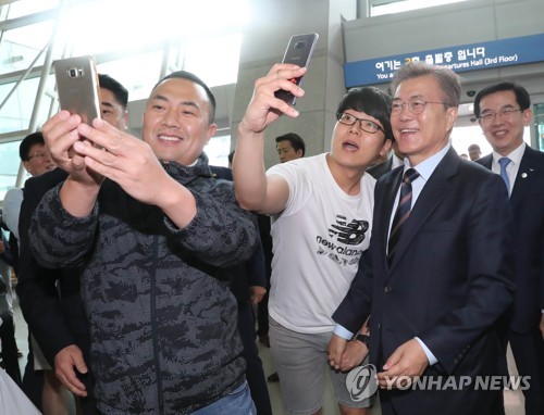 문 대통령, 출국자들과 셀카
